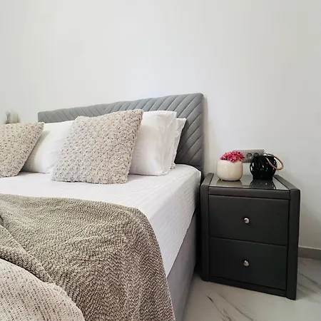 Banana Bay Residence- 4br With Pool,table Tennis,1min From The Sea By Mana Gers Villa